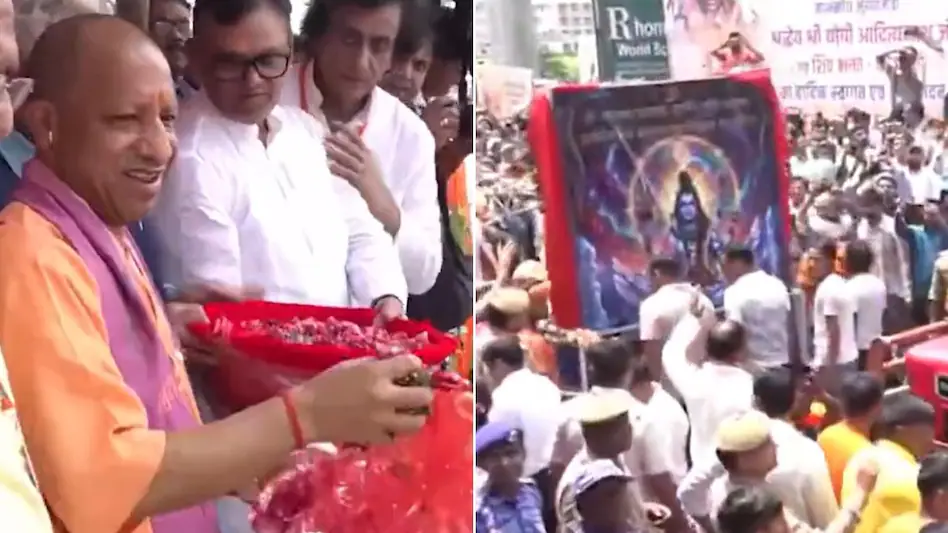 मेरठ में कांवड़ियों पर पुष्पवर्षा करते CM योगी आदित्यनाथ