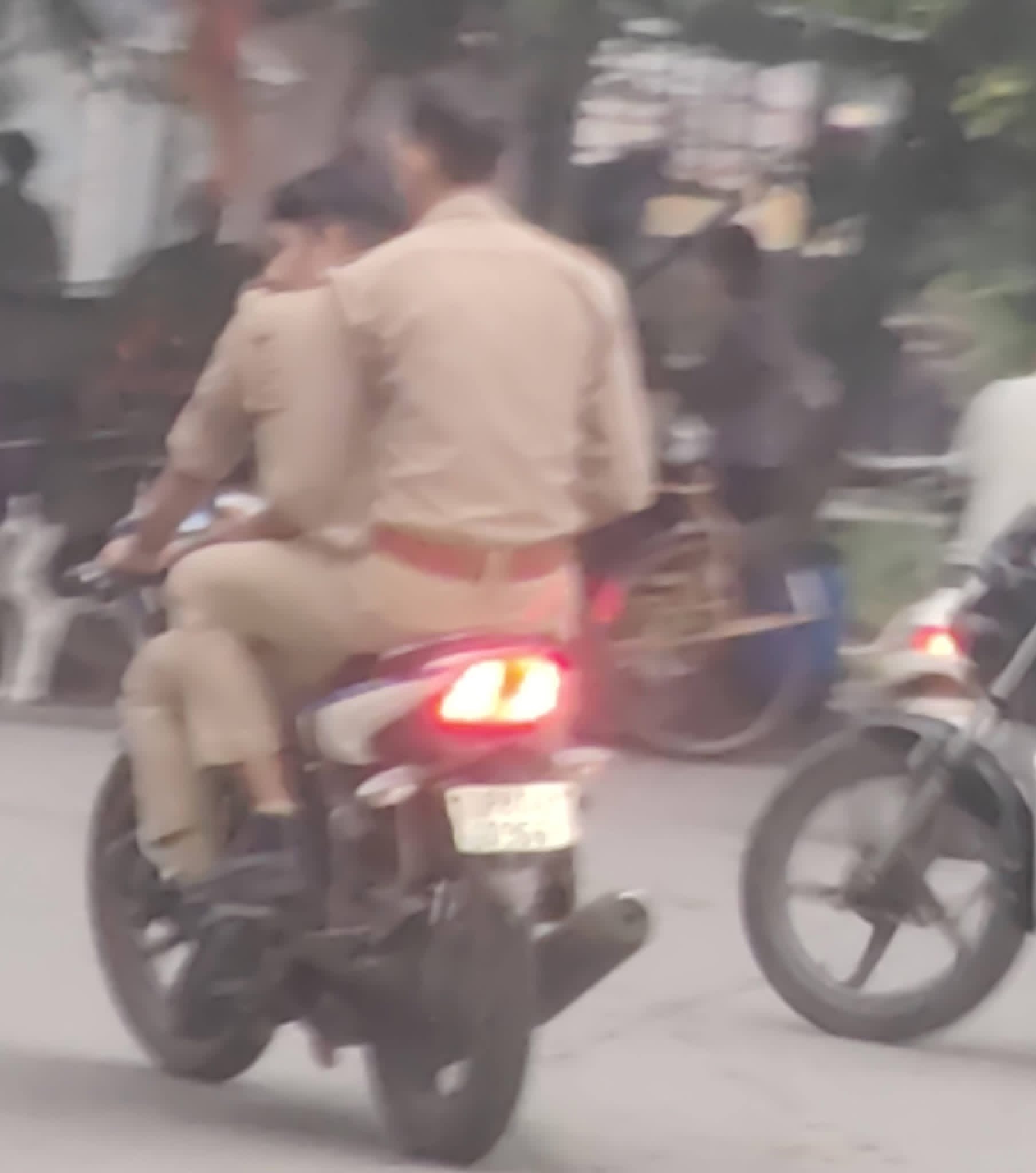आगरा में बिना हेलमेट बाइक से जाते पुलिसकर्मी