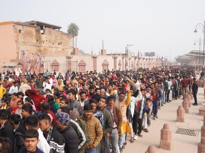 राम मंदिर में दर्शन करते श्रद्धालु